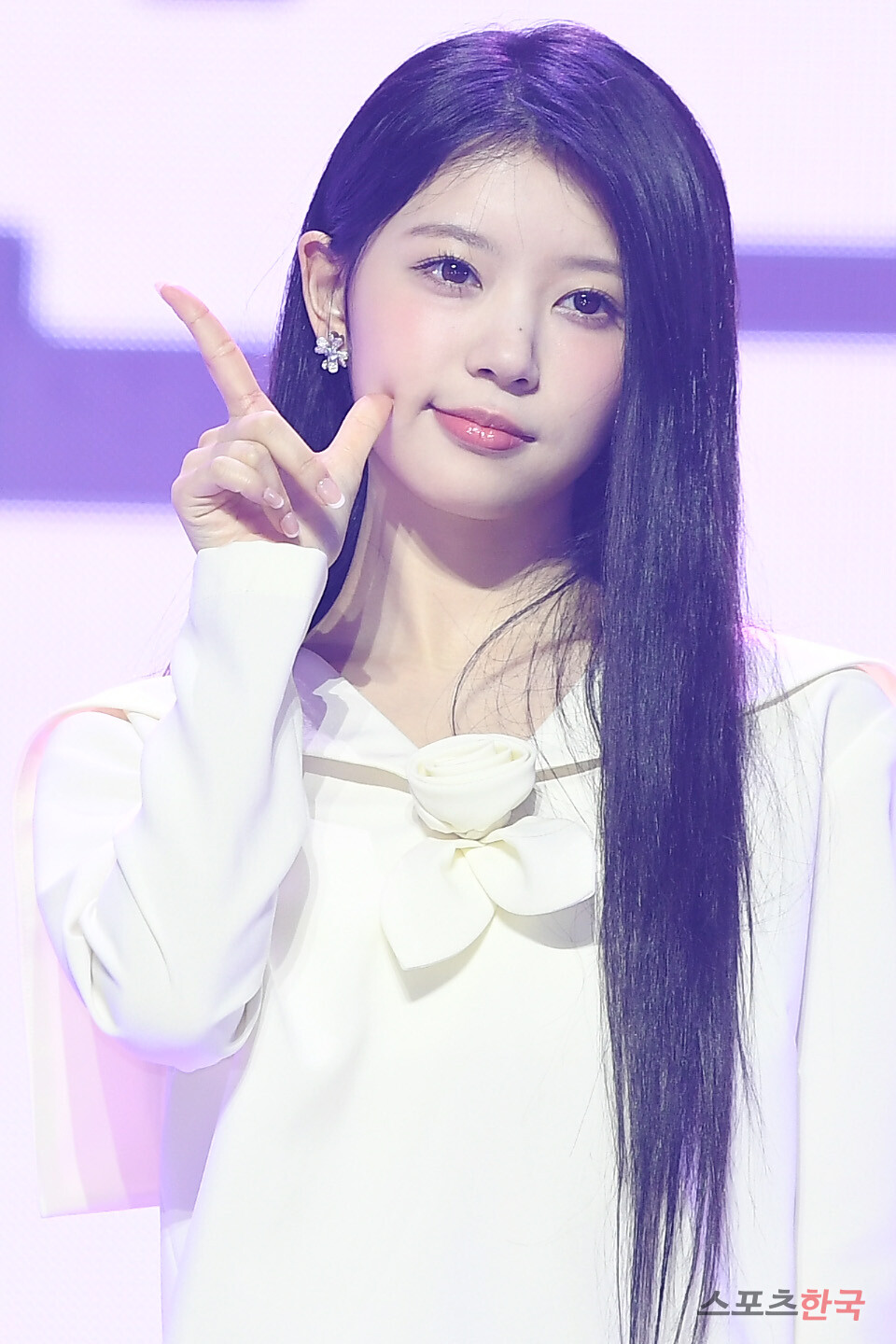 아일릿 모카, 얼굴에 가득 찬 예쁨 &lt; 뮤직 &lt; 스타포토 &lt; 기사본문 - 스포츠한국